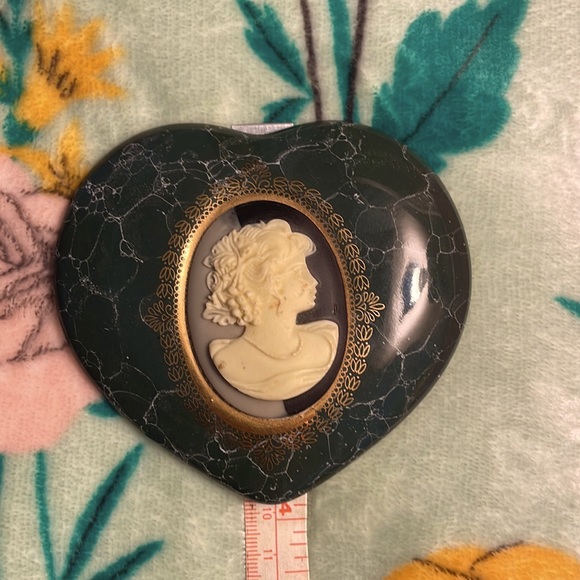 Green Heart Shaped Mount Clemens pottery cameo trinket box, Excellent Condition - Picture 10 of 10